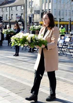 Cllr Maria Doyle laying wreath thumbnail