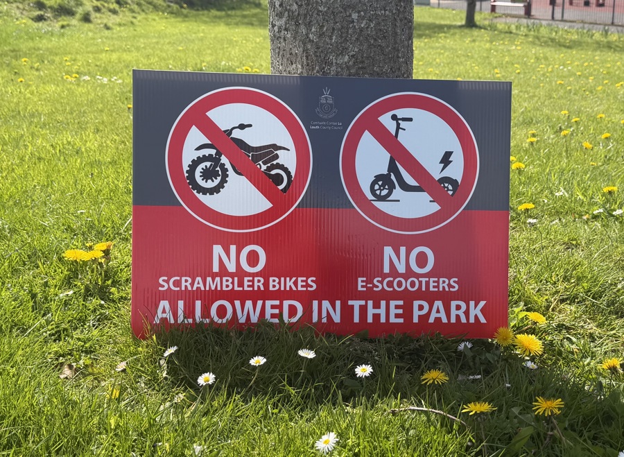 Signage advising no scrambler bikes and no e-scooters are allowed in the park